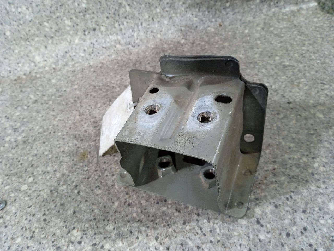 кронштейн переднего бампера Nissan Primera P12 (2001 - 2008), 62211AU300 - фото №1