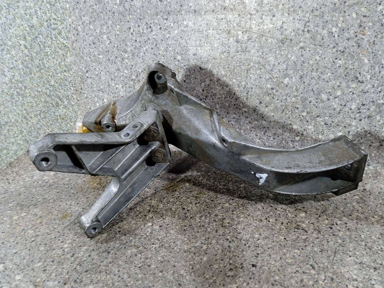 кронштейн двигателя BMW 3 серия E36 (1990 - 1996), 1.6 л., i, M43 B16 (164E2), бензин, 1137015 - фото №1