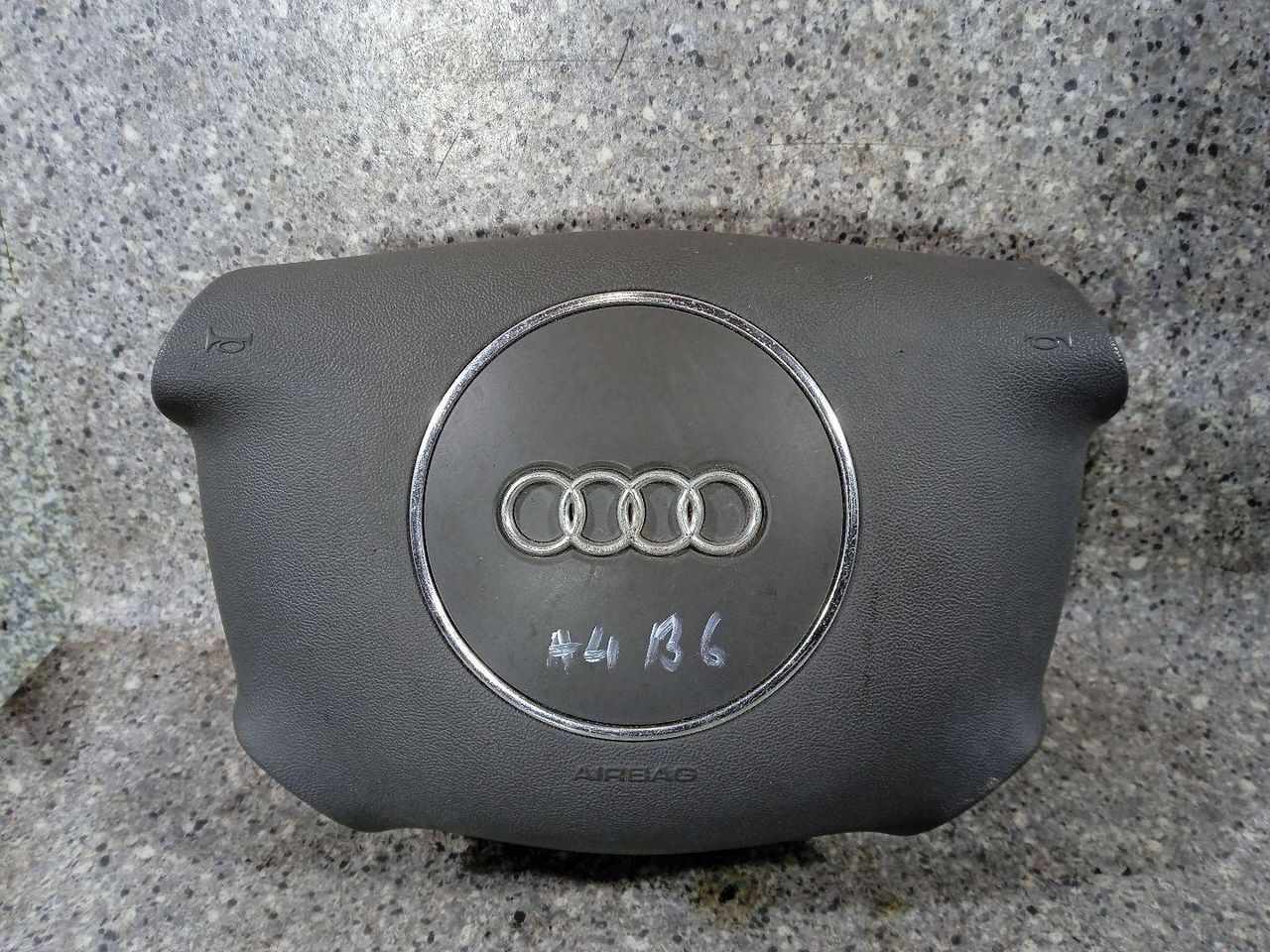 подушка безопасности водителя Audi A4 B6 (2000 - 2006), седан, 8E0880201L - фото №1