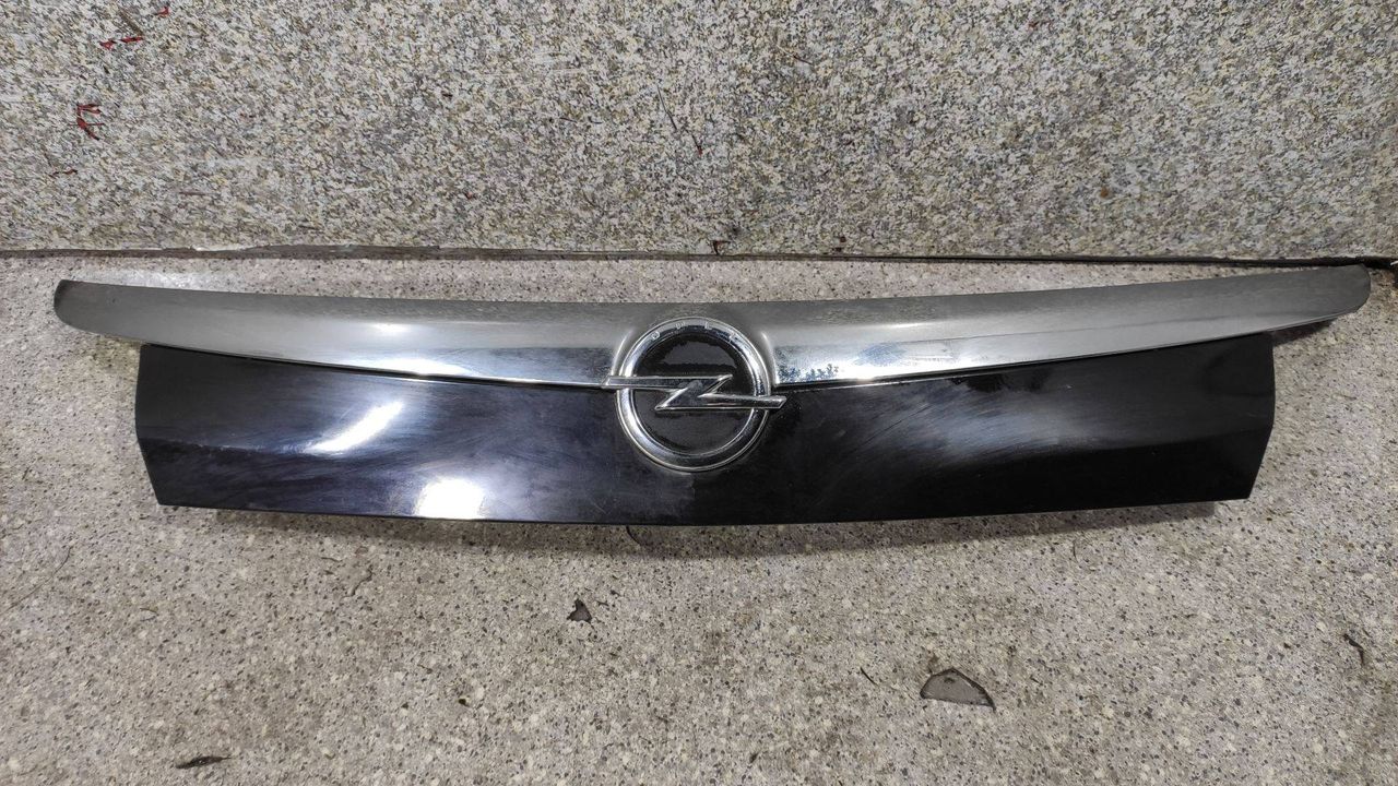 накладка подсветки номера Opel Insignia 1 поколение (A) (2008 - 2014), универсал - фото №1