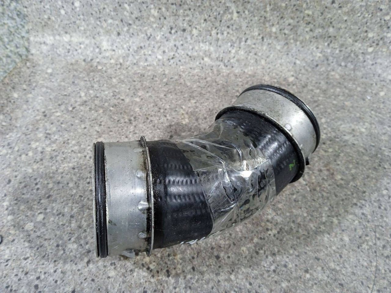 патрубок интеркулера Volkswagen Transporter T5 (2003 - 2009), 1.9 л., TDi, дизель, 7H0145790A - фото №1