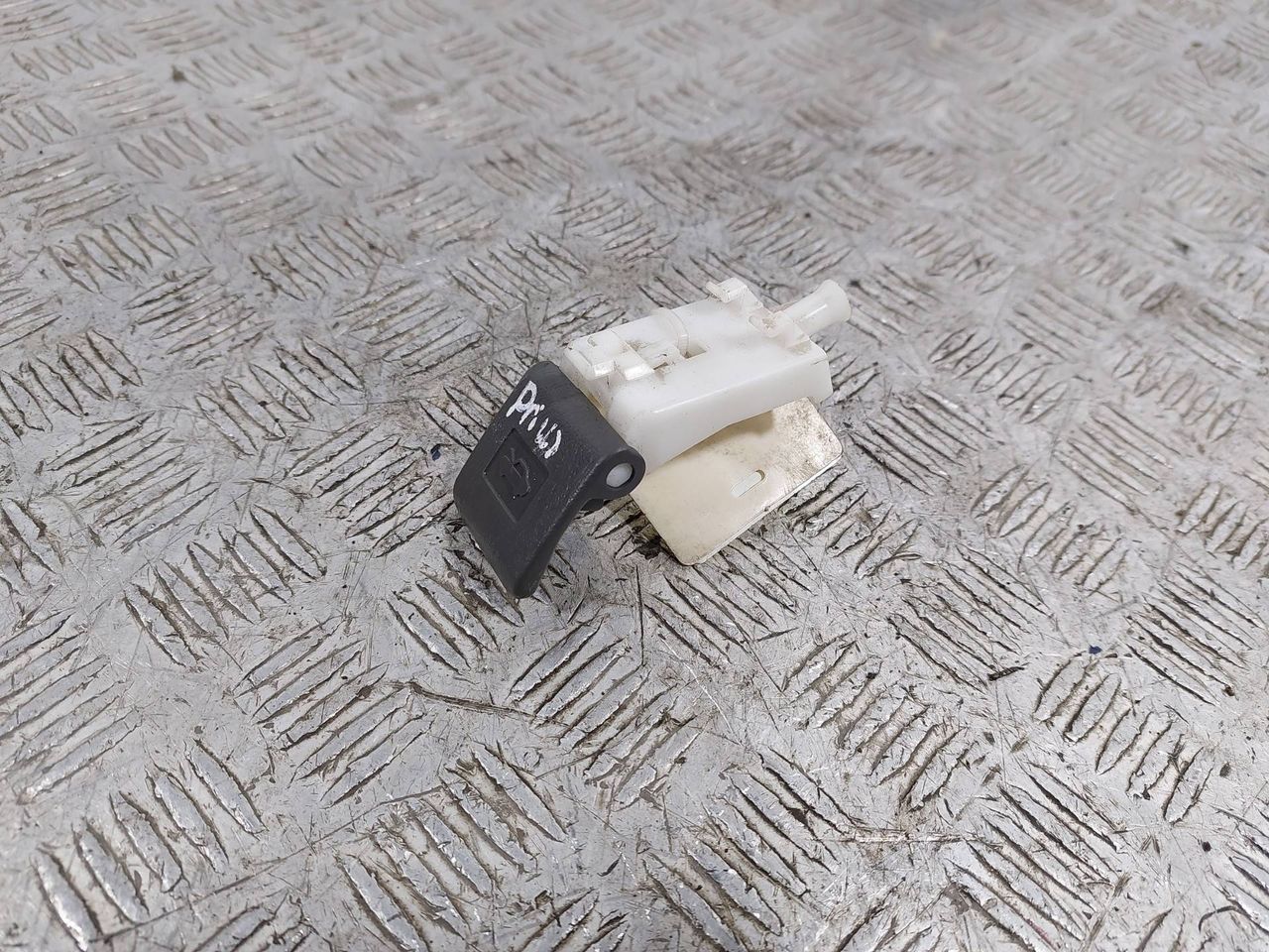 ручка открывания капота Toyota Prius 2 поколение (2003 - 2011), 53611-20070 - фото №1