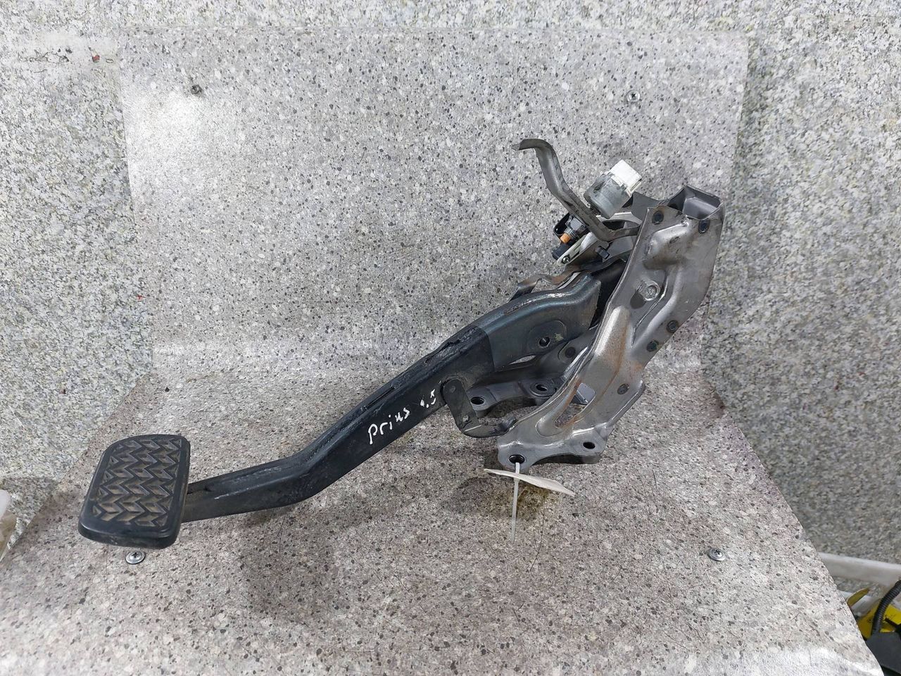 педаль тормоза Toyota Prius 2 поколение (2003 - 2011), 1.5 л., гибрид, 8951047010 - фото №1