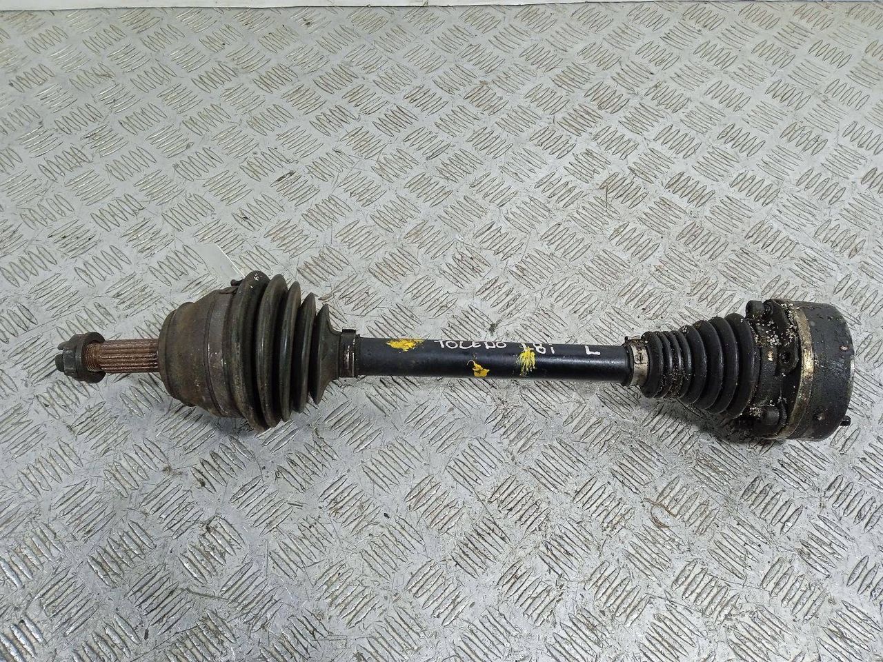 полуось передняя левая (приводной вал, ШРУС) SEAT Toledo 1 поколение (1991 - 1999), 1.8 л., i, бензин - фото №1