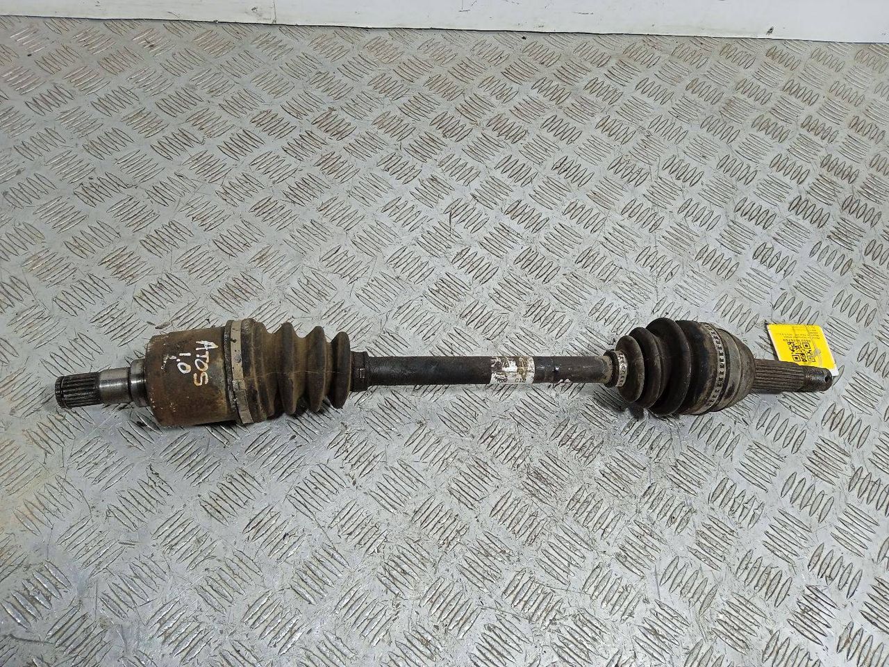 полуось передняя левая (приводной вал, ШРУС) Hyundai Atos 1 поколение (1997 - 2003), 1.0 л., i, МКПП, передний привод, 49500-02050 - фото №1