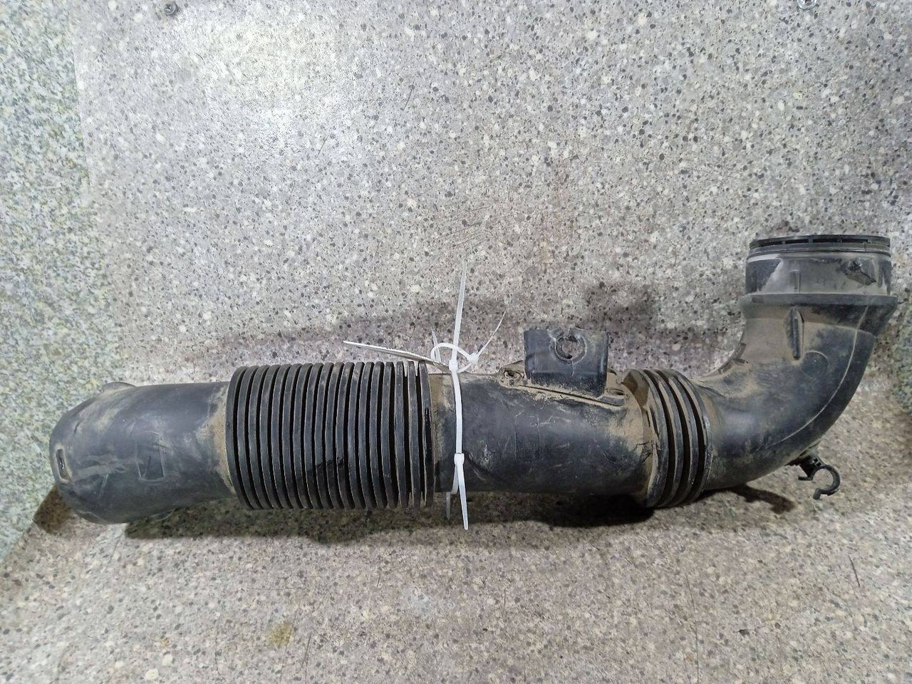патрубок воздушного фильтра Peugeot 207 1 поколение (2006 - 2009), 1.6 л., VTI, 5FW (EP6), бензин, 9685569080 - фото №1