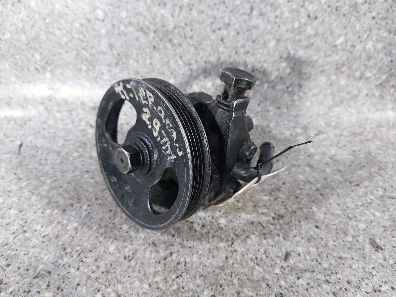 насос гидроусилителя руля Hyundai Terracan 1 поколение (2001 - 2004), 2.9 л., дизель, 57110-H1501 - фото №1