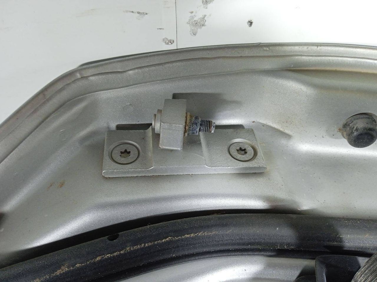 петля двери BMW 5 серия E60/E61 (2002 - 2007) - фото №1