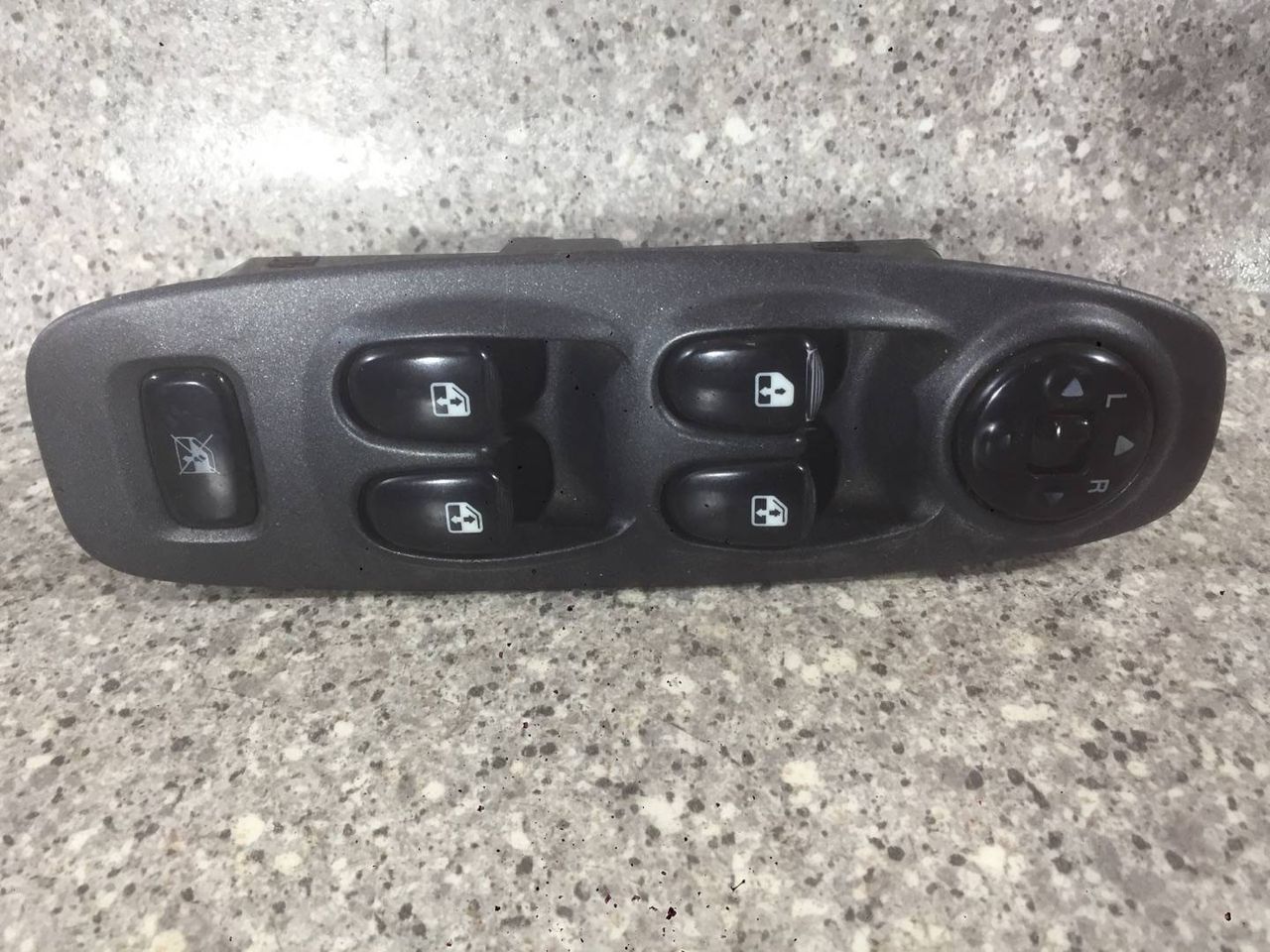 блок управления стеклоподъемниками Hyundai Accent 2 поколение (LC) (1999 - 2012), хетчбэк 5 дв. - фото №1