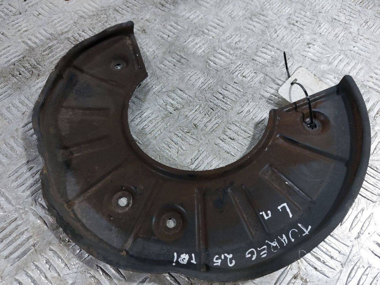 защитный кожух тормозного механизма Volkswagen Touareg 1 поколение (2002 - 2007), 2.5 л., дизель, 7L6615311 - фото №1