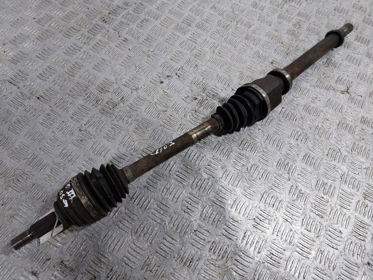 полуось передняя правая (приводной вал, ШРУС) Renault Clio 3 поколение (2005 - 2009), 1.5 л., DCi, K9K 766, дизель, 8200499586, BJ87LACBR364 - фото №1