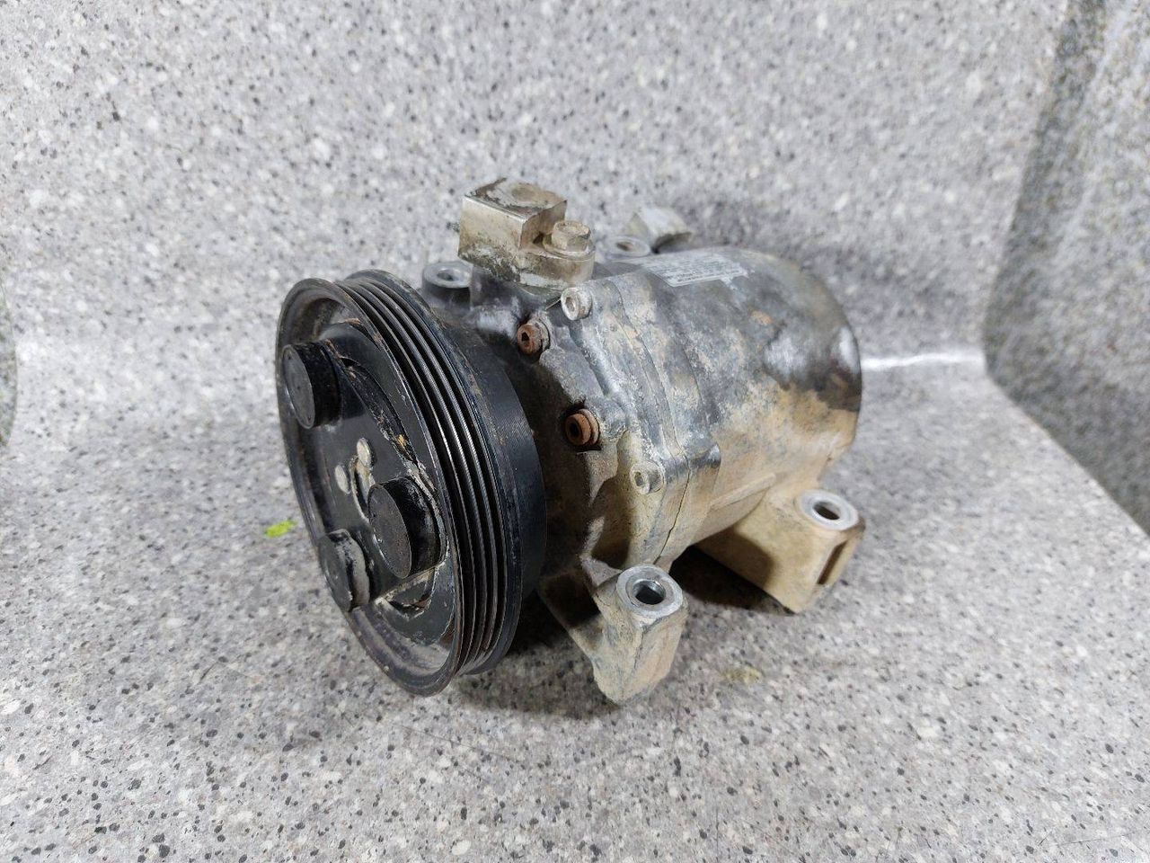 компрессор кондиционера Nissan Primera P11 (1996 - 2000), 1.6 л., i, GA16DE, бензин, 926002J004, 8480445010, 9704212811 - фото №1
