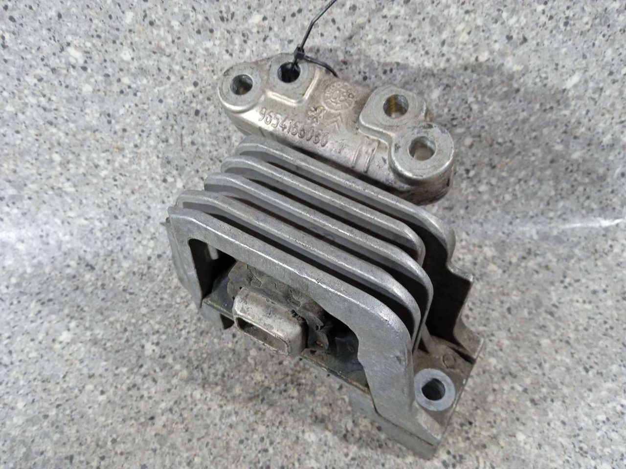 подушка крепления двигателя Peugeot 207 1 поколение (2006 - 2009), 1.6 л., VTI, бензин, МКПП, универсал, 9654166080 - фото №1