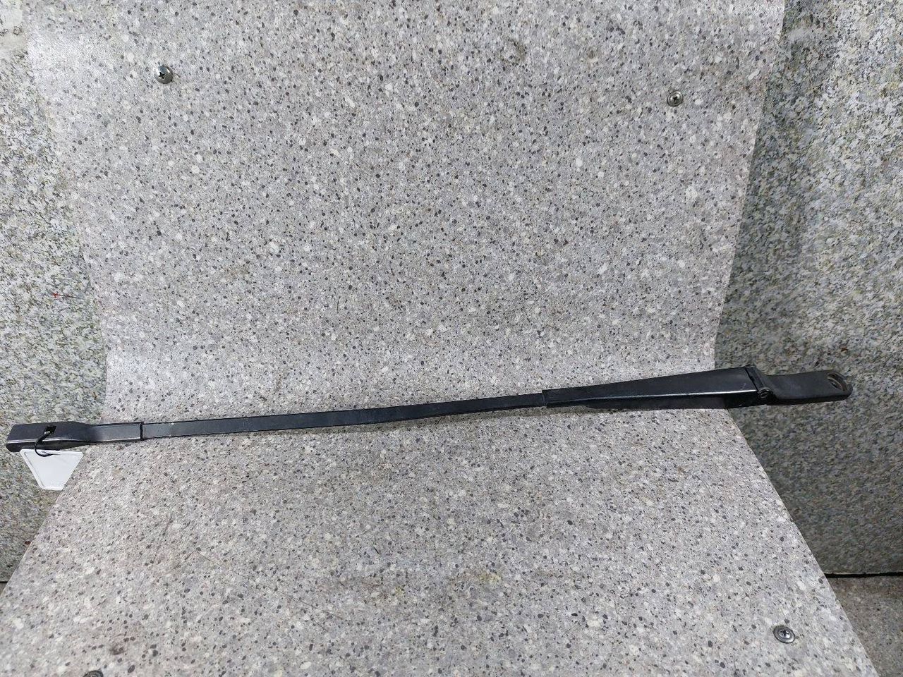 щеткодержатель (поводок стеклоочистителя, дворник) Audi A6 Allroad Quattro C7 (2012 - 2014), 4G1955408C - фото №1