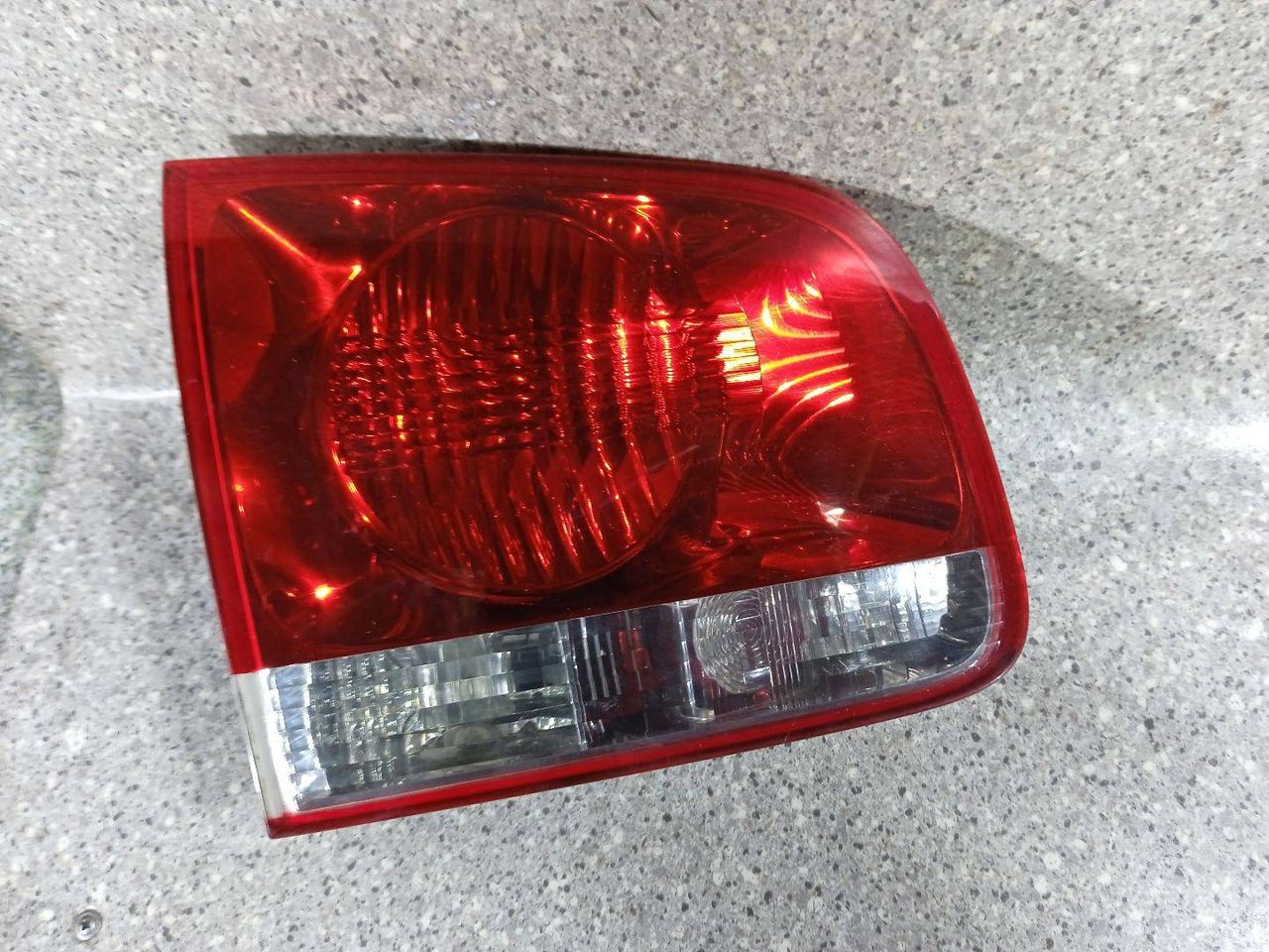 фонарь крышки багажника левый Volkswagen Touareg 1 поколение (2002 - 2007), 7L6945093H - фото №1