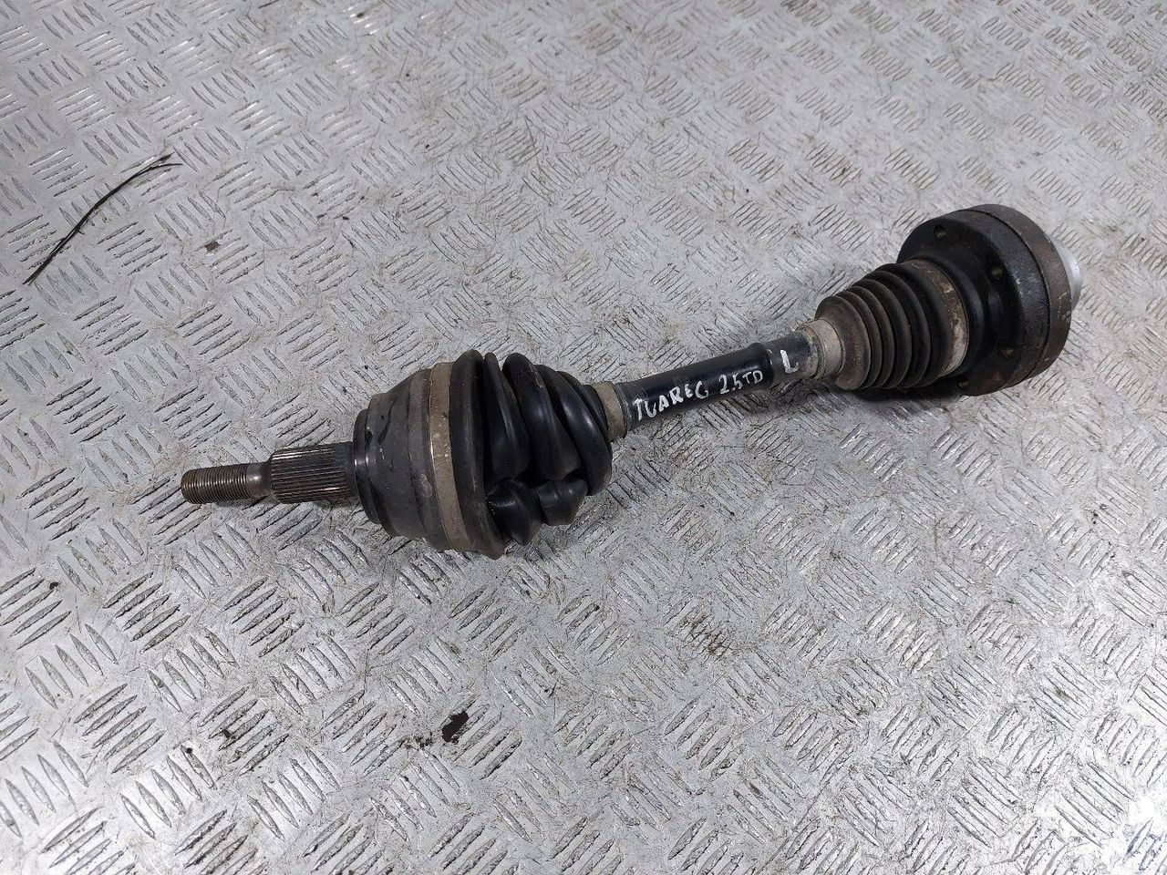 полуось передняя левая (приводной вал, ШРУС) Volkswagen Touareg 1 поколение (2002 - 2007), 2.5 л., TDi, дизель, полный привод, 7L6407271D - фото №1