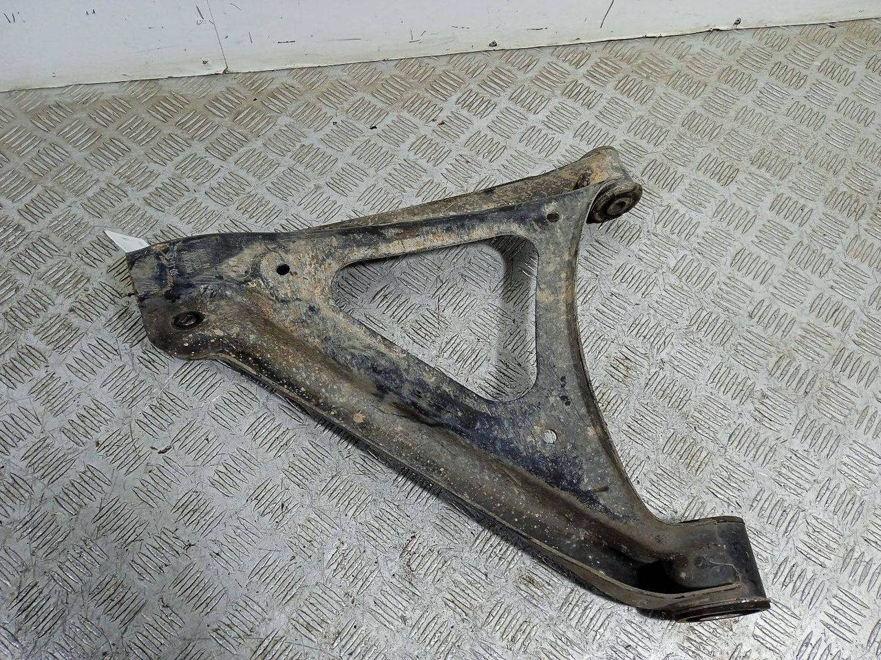 рычаг задний нижний Volkswagen Touareg 1 поколение (2002 - 2007), 2.5 л., TDi, дизель, полный привод, 7L0505351 - фото №1
