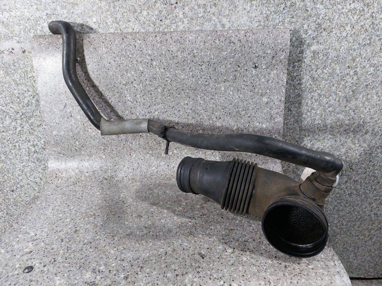 патрубок (трубопровод, шланг) Volkswagen Touareg 1 поколение (2002 - 2007), 2.5 л., TDi, дизель, полный привод, 7L6129534, 7L6129535 - фото №1