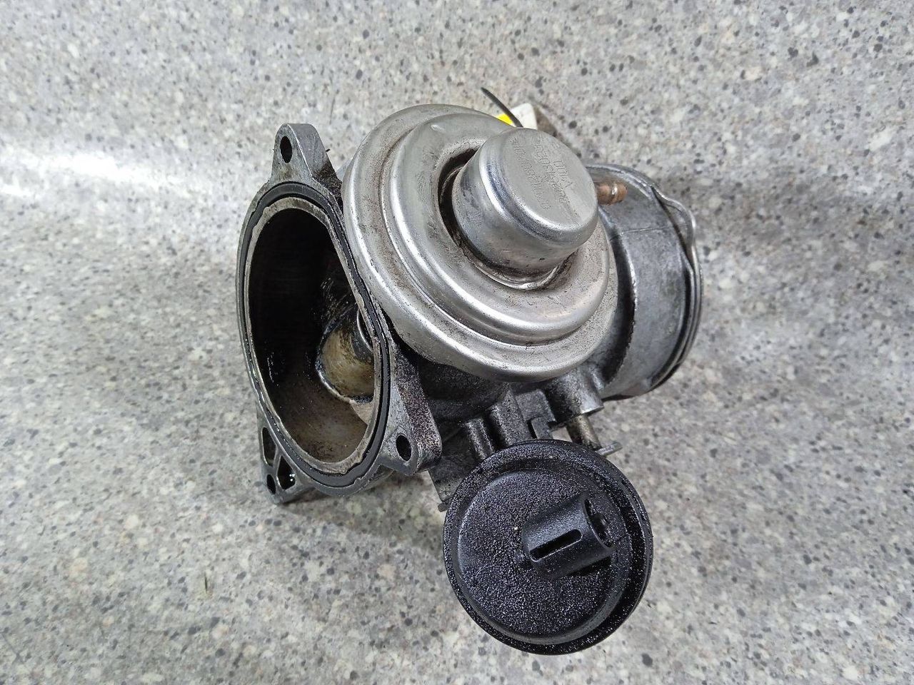 заслонка дроссельная Volkswagen Touareg 1 поколение (2002 - 2007), 2.5 л., TDi, BAC, дизель, МКПП, полный привод, 070128073 - фото №1