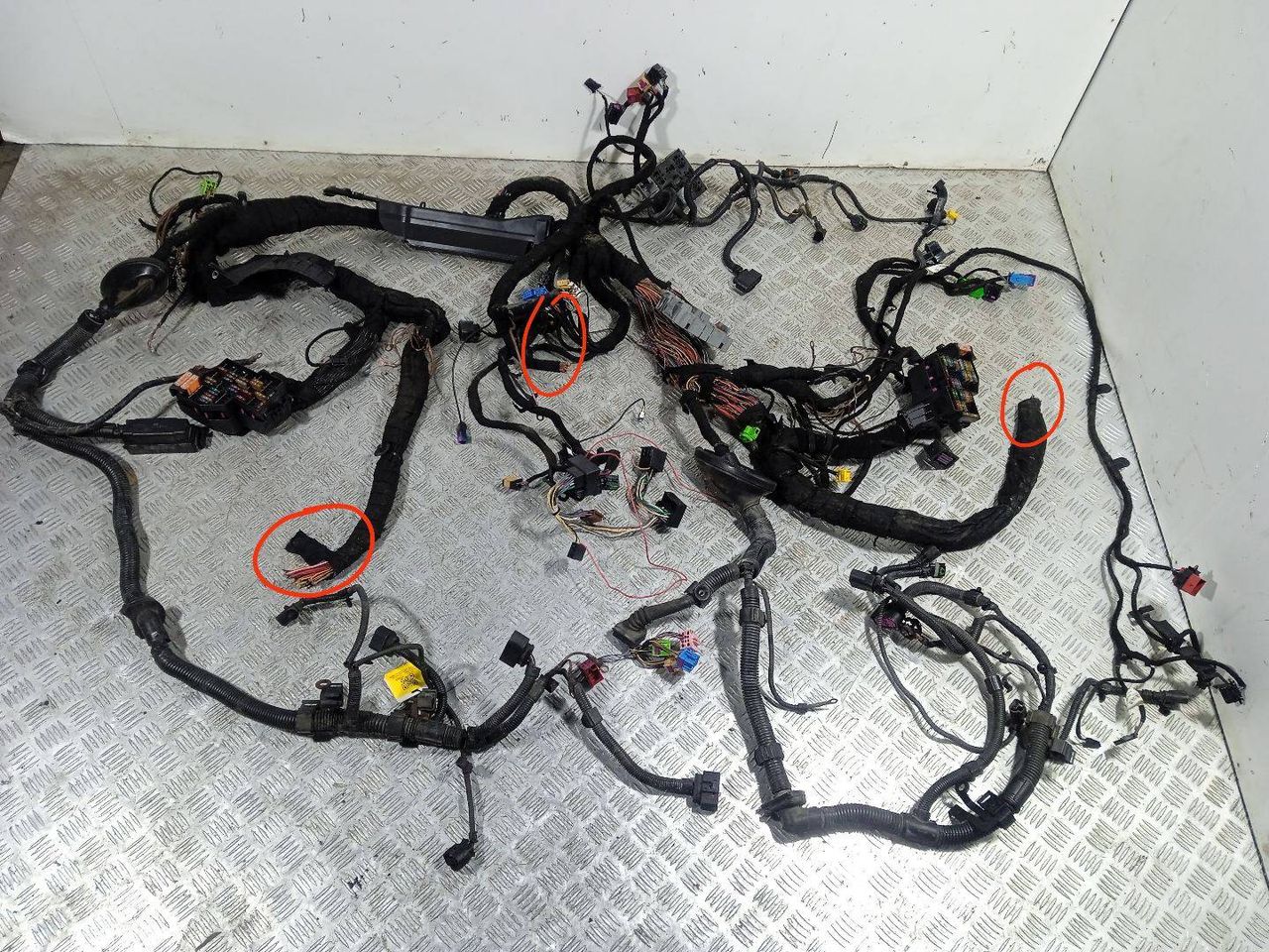 проводка двигателя Volkswagen Touareg 1 поколение (2002 - 2007), 2.5 л., TDi, BAC, дизель, МКПП, полный привод - фото №1