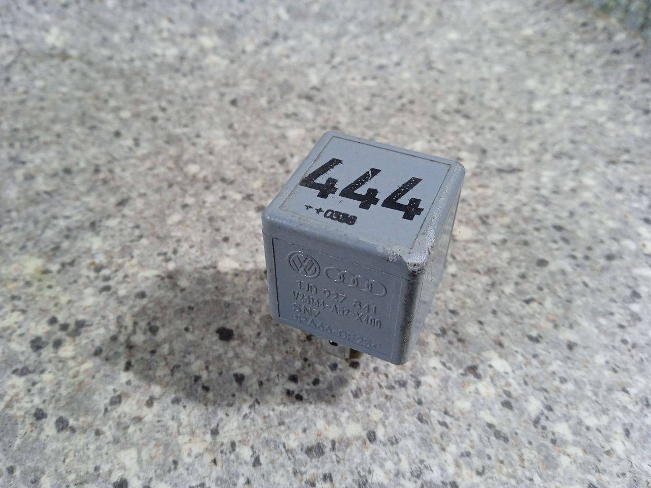 реле (прочие) Volkswagen Touareg 1 поколение (2002 - 2007), 2.5 л., TDi, BAC, дизель, МКПП, полный привод, 1J0927841 - фото №1