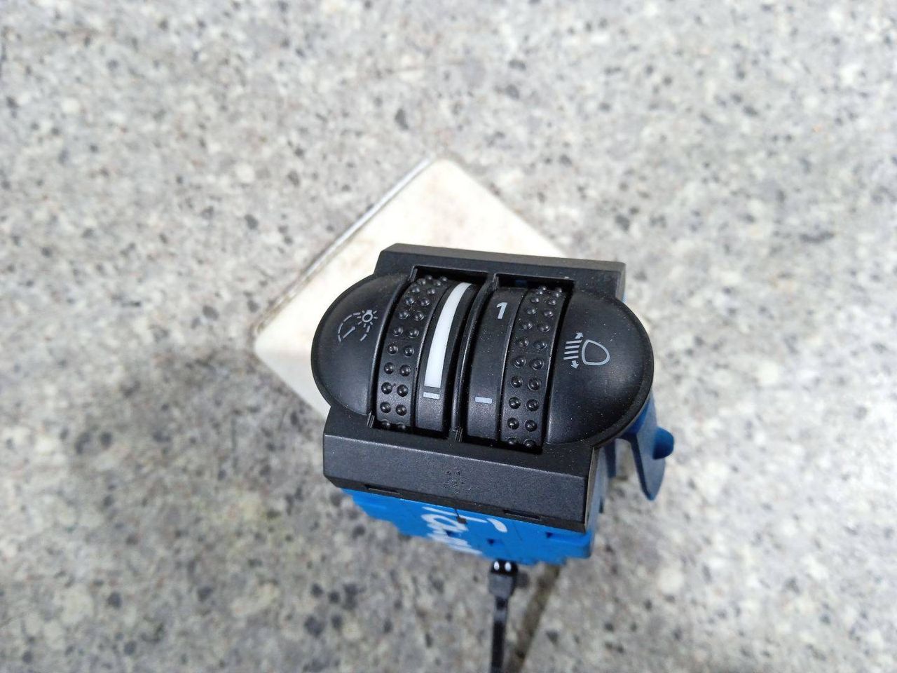 кнопка корректора фар Volkswagen Touareg 1 поколение (2002 - 2007), 2.5 л., TDi, BAC, дизель, МКПП, полный привод, 7L6941333E - фото №1
