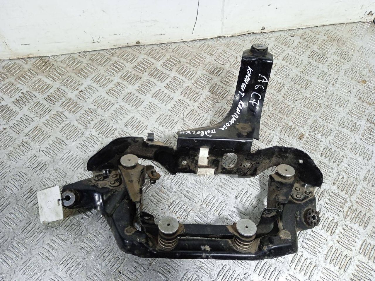 кронштейн насоса пневмоподвески Audi A6 Allroad Quattro C7 (2012 - 2014), 3.0 л., TDi, CLAA, дизель, АКПП, полный привод - фото №1