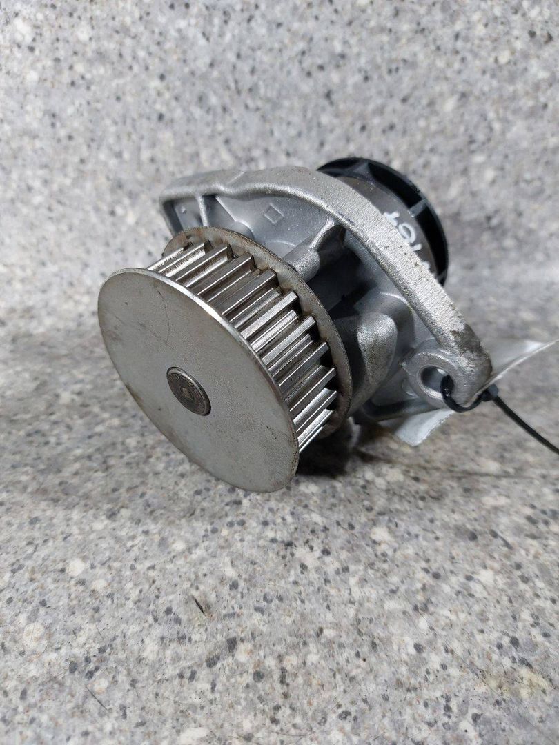 помпа Volkswagen Polo 4 поколение (2001 - 2005), 1.4 л., AUA, бензин, МКПП, 210618 - фото №1