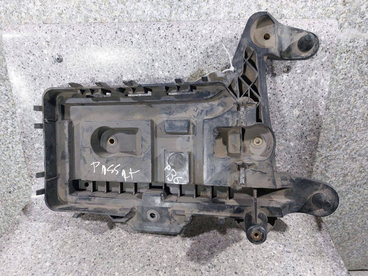полка аккумулятора Volkswagen Passat B6 (2005 - 2010), 1K0915333C - фото №1