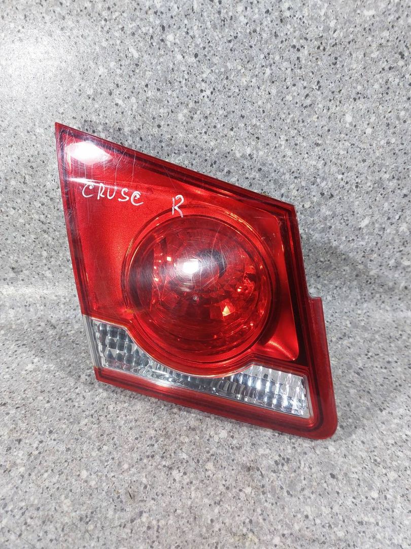 фонарь крышки багажника правый Chevrolet Cruze 1 поколение (2009 - 2012), седан - фото №1