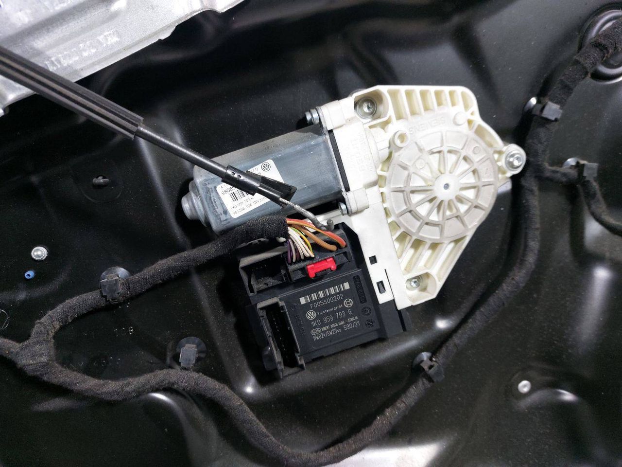 стеклоподъемник передний левый Volkswagen Passat B6 (2005 - 2010), 1K0959793G, 1K0959701K - фото №1