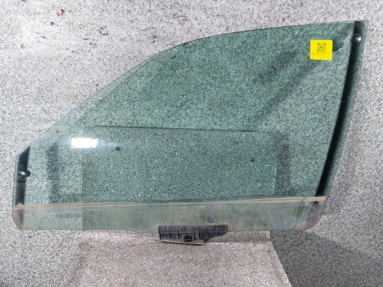 стекло двери передней левой Audi A6 4A/C4 (1994 - 1997) - фото №1