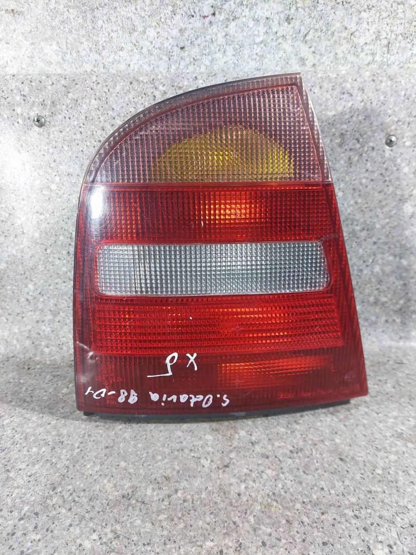 фонарь задний левый Skoda Octavia 1 поколение (A4) (1996 - 2000), хетчбэк 5 дв. - фото №1