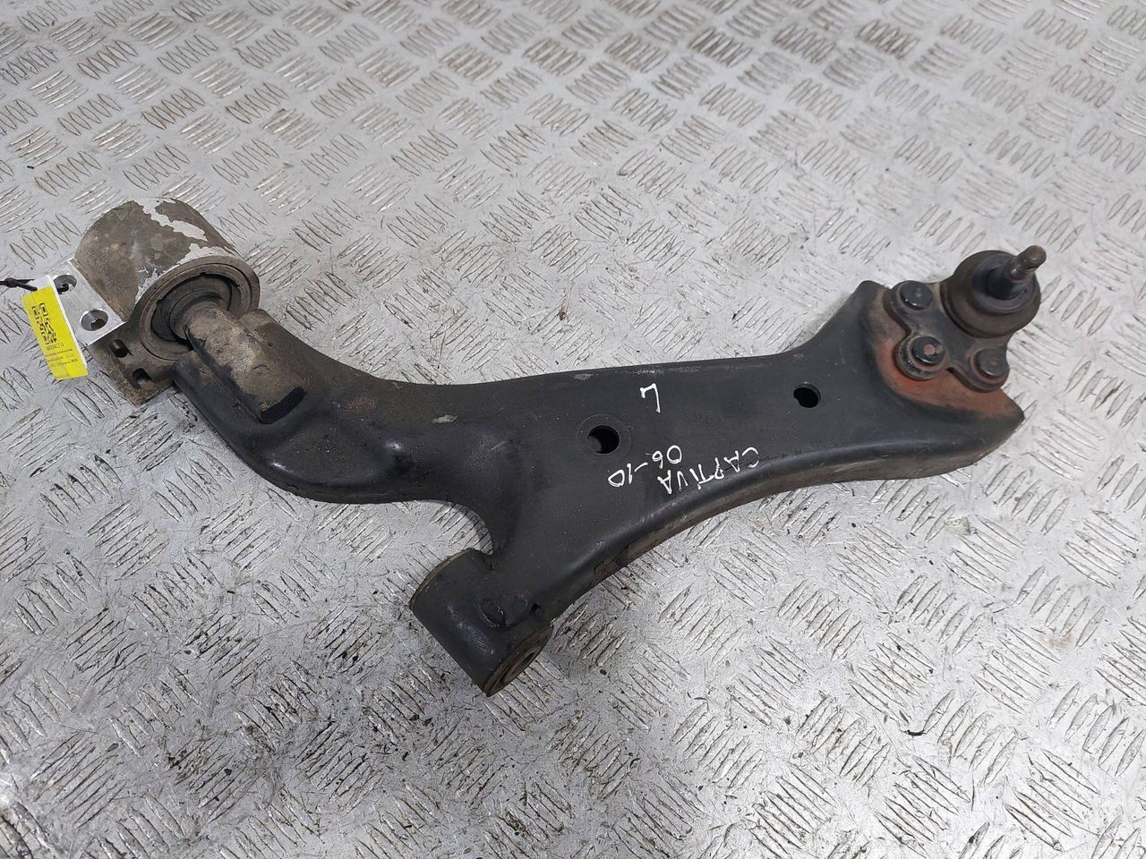 рычаг передний левый Chevrolet Captiva 1 поколение (2006 - 2011), 2.0 л., VCDi, дизель, МКПП, полный привод, 96819161 - фото №1