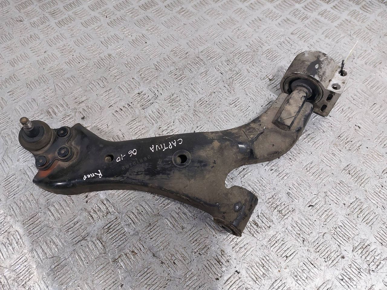 рычаг передний правый Chevrolet Captiva 1 поколение (2006 - 2011), 2.0 л., VCDi, Z 20 S1, дизель, МКПП, полный привод, 96819162 - фото №1