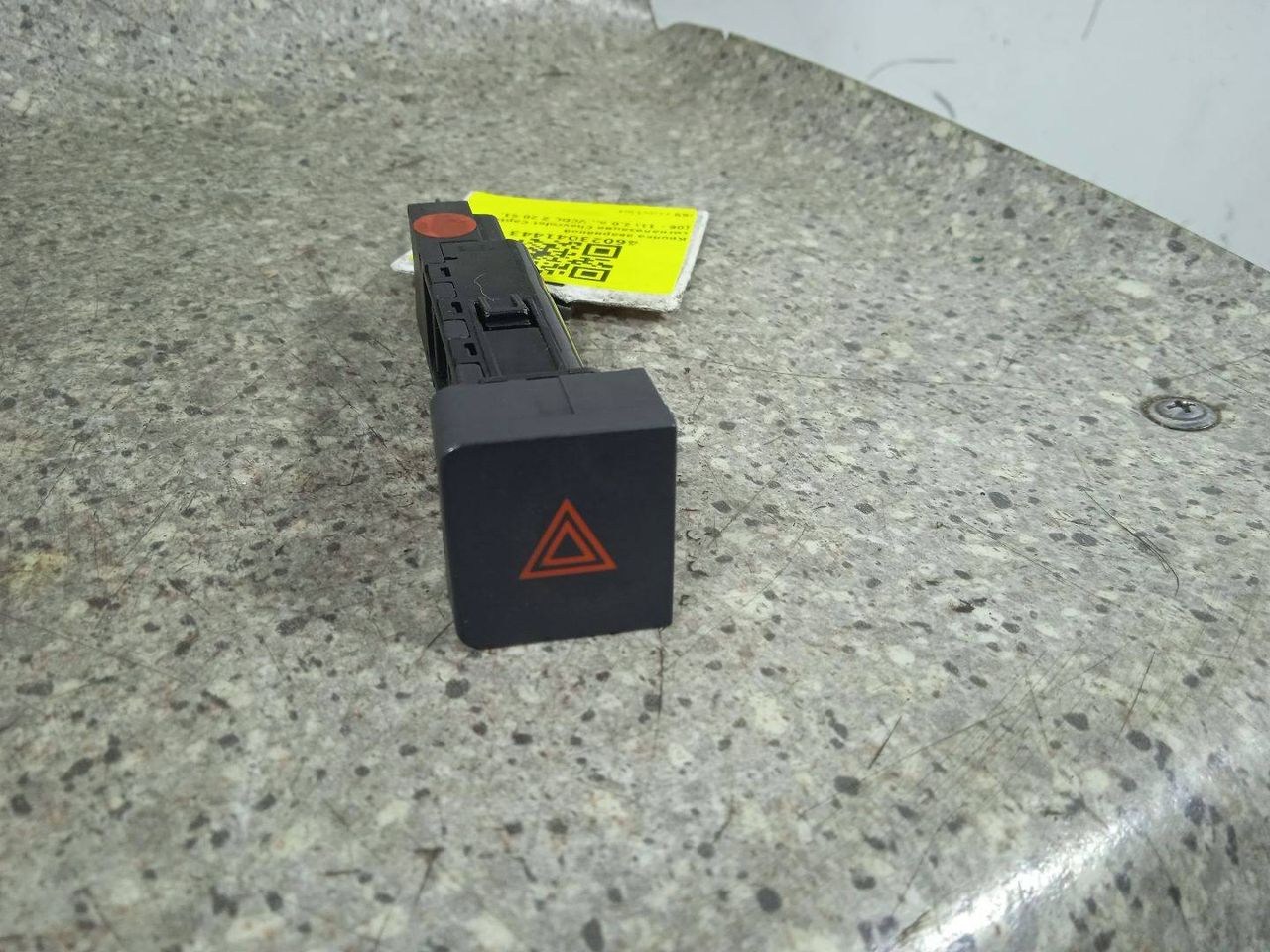 кнопка аварийной сигнализации Chevrolet Captiva 1 поколение (2006 - 2011), 2.0 л., VCDi, Z 20 S1, дизель, МКПП, полный привод, 202005304 - фото №1