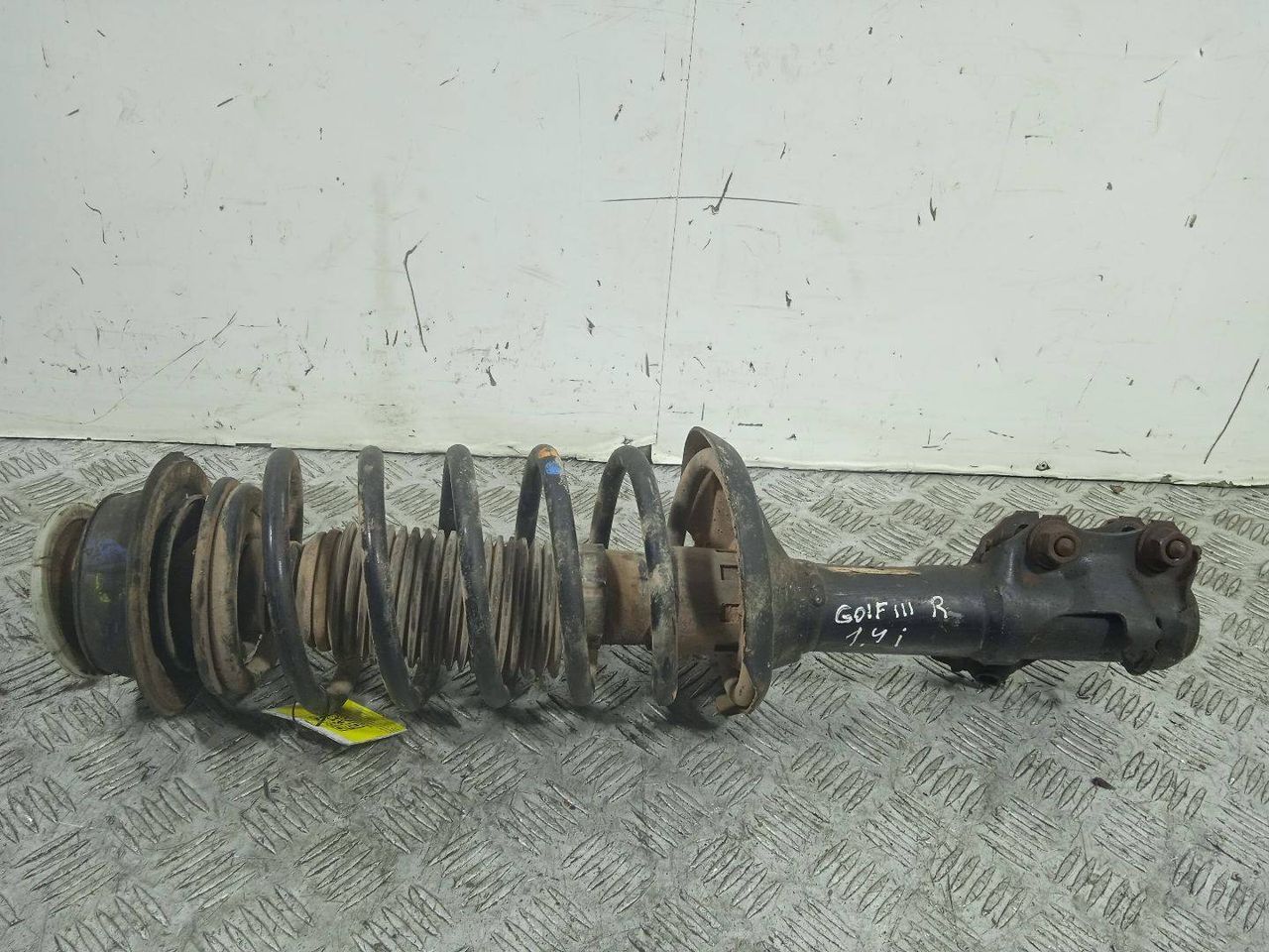 стойка передняя правая Volkswagen Golf 3 поколение (1991 - 2000), 1.4 л., i, бензин, 1H0413031C - фото №1