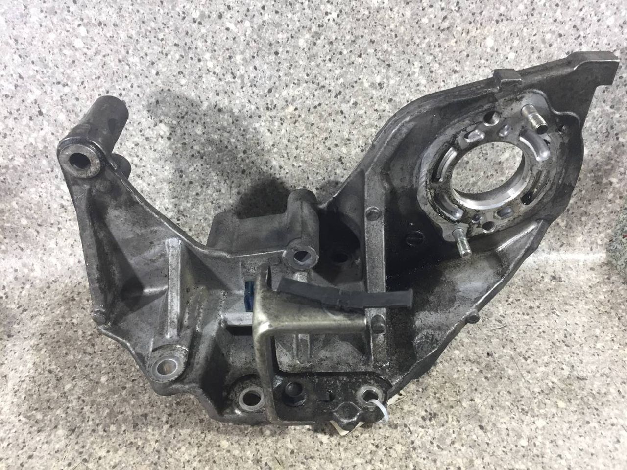 кронштейн ТНВД Mazda 6 GH 2008, 2.0 л., cTDi, RF7J, дизель, МКПП - фото №1