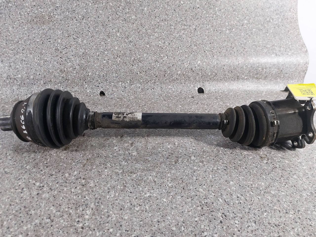 полуось передняя правая (приводной вал, ШРУС) Audi A6 4F/C6 (2004 - 2008), 2.4 л., i, вариатор, передний привод, 4F0407272H - фото №1