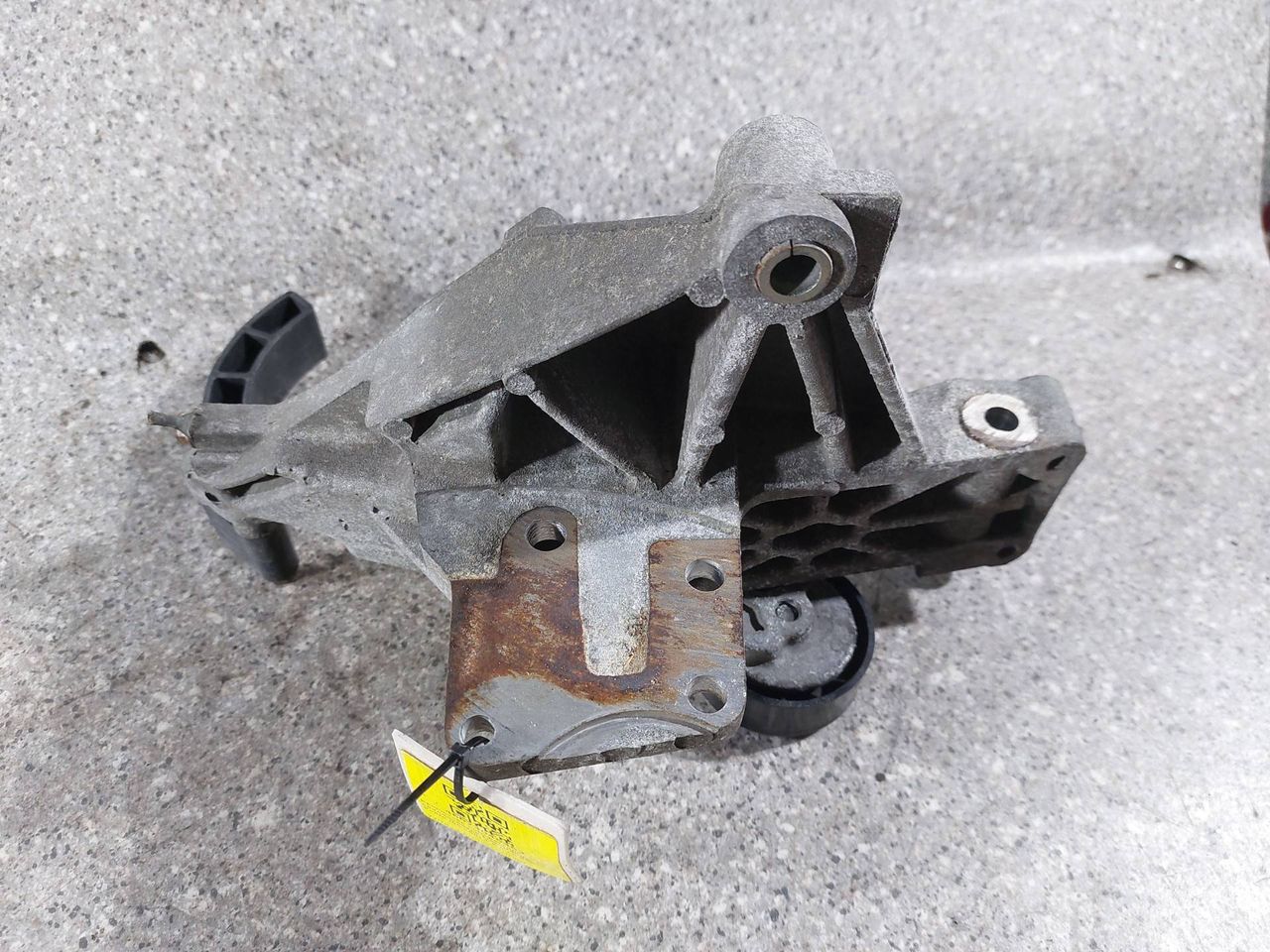 кронштейн компрессора кондиционера Fiat Grande Punto 1 поколение (2006 - 2008), 1.4 л., i, 350 A1.000, бензин, МКПП - фото №1