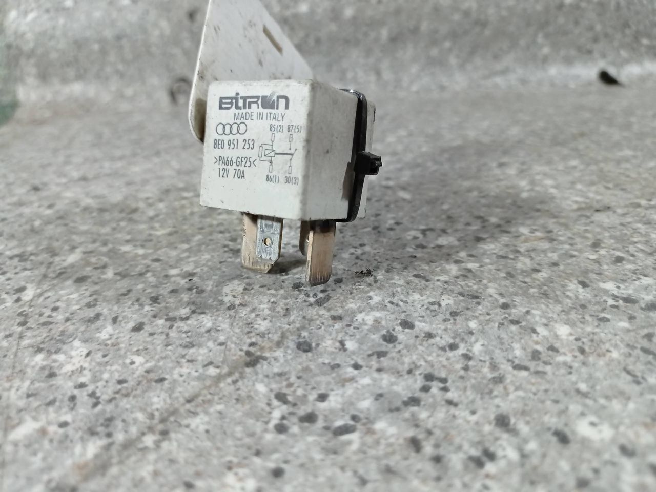 реле бензонасоса Audi A6 4F/C6 (2004 - 2008), 2.4 л., i, BDW, бензин, вариатор, передний привод, 8E0951253 - фото №1