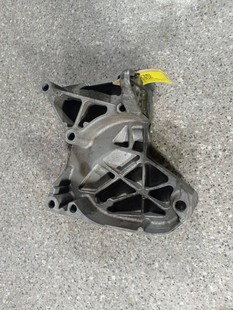 кронштейн двигателя Renault Scenic 3 поколение (2009 - 2012), 1.5 л., DCi, K9K 836, дизель, 6МКПП, 8200739777 - фото №1