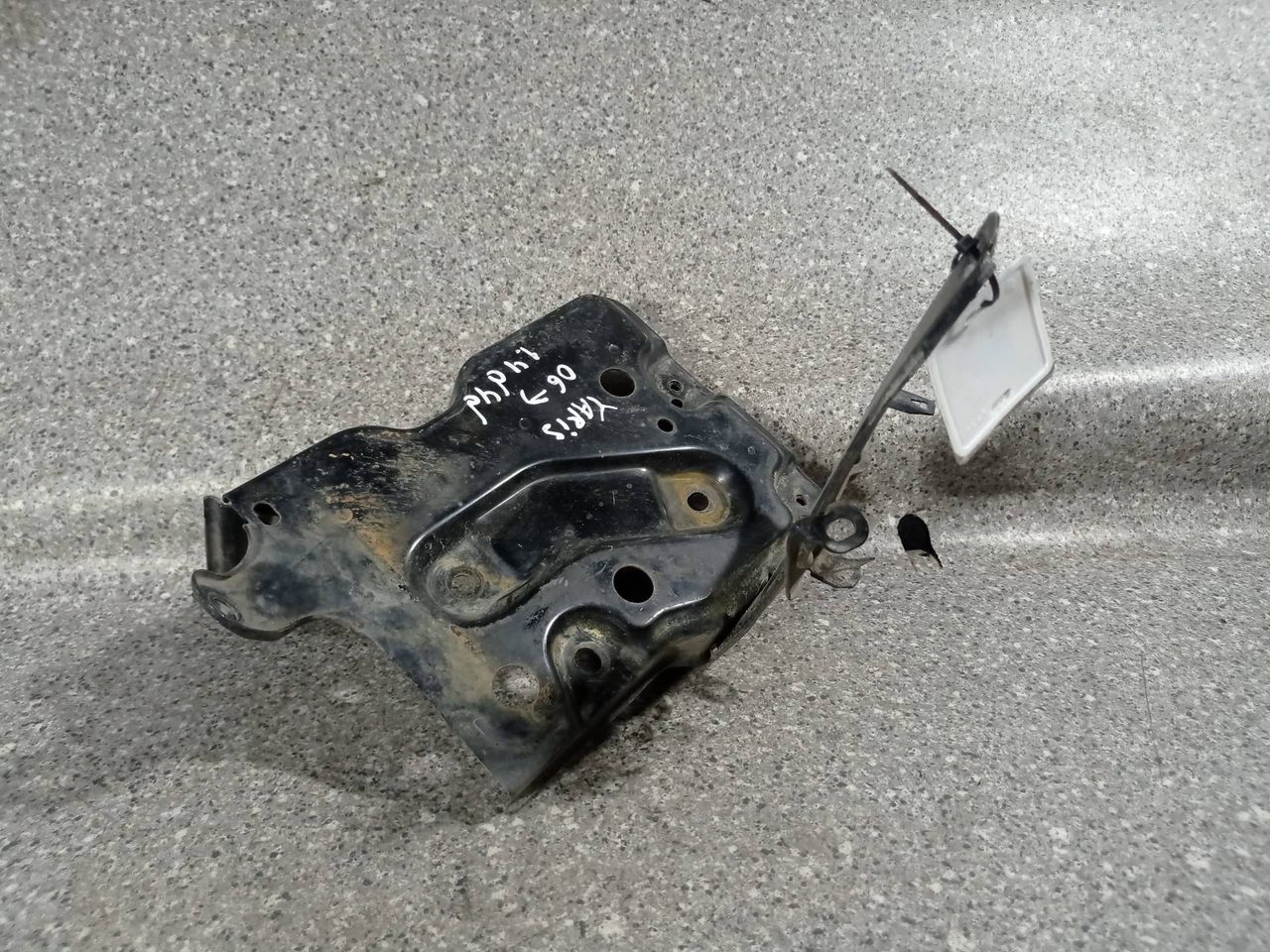 полка аккумулятора Toyota Yaris XP9 (2005 - 2009), 1.4 л., дизель - фото №1