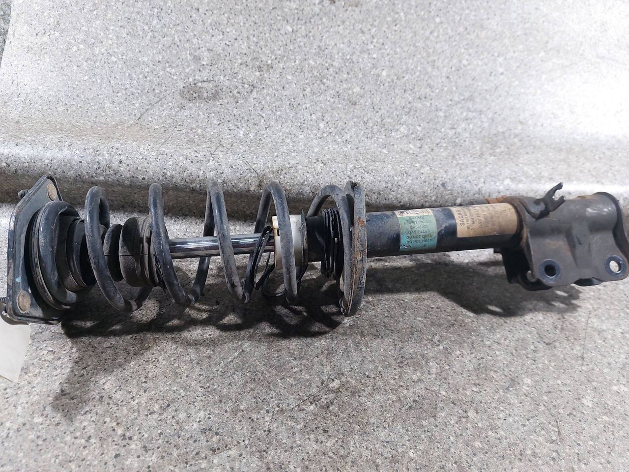 стойка передняя левая Mitsubishi Colt 6 поколение (Z20/Z30) (2002 - 2012), 1.3 л., хетчбэк 5 дв., 824902000002 - фото №1