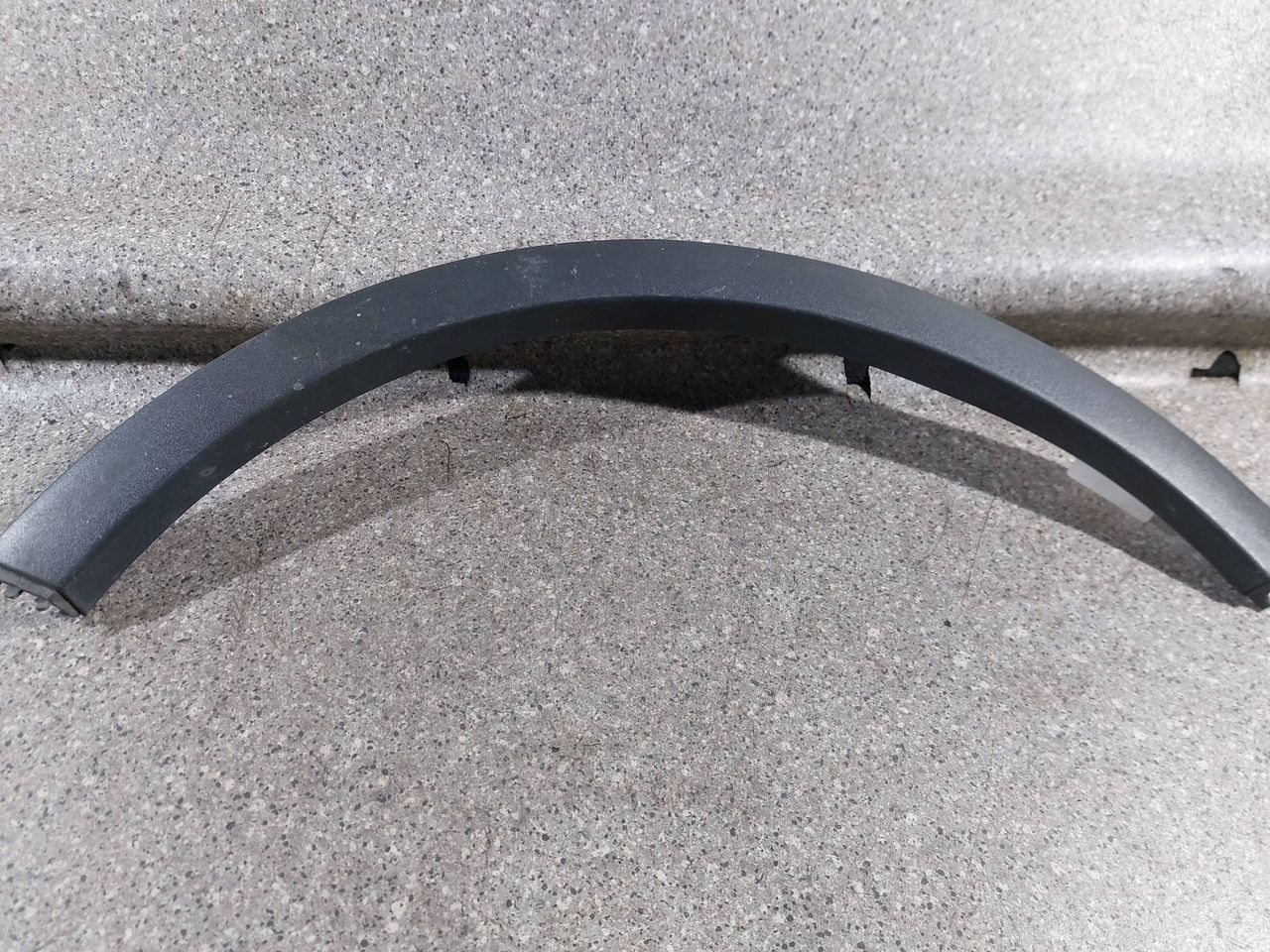накладка колесной арки задняя левая Ford Kuga 1 поколение (2008 - 2013), 2.0 л., TDCi, G6DG, дизель, 6МКПП, полный привод, 8V41-S286D03-AB - фото №1
