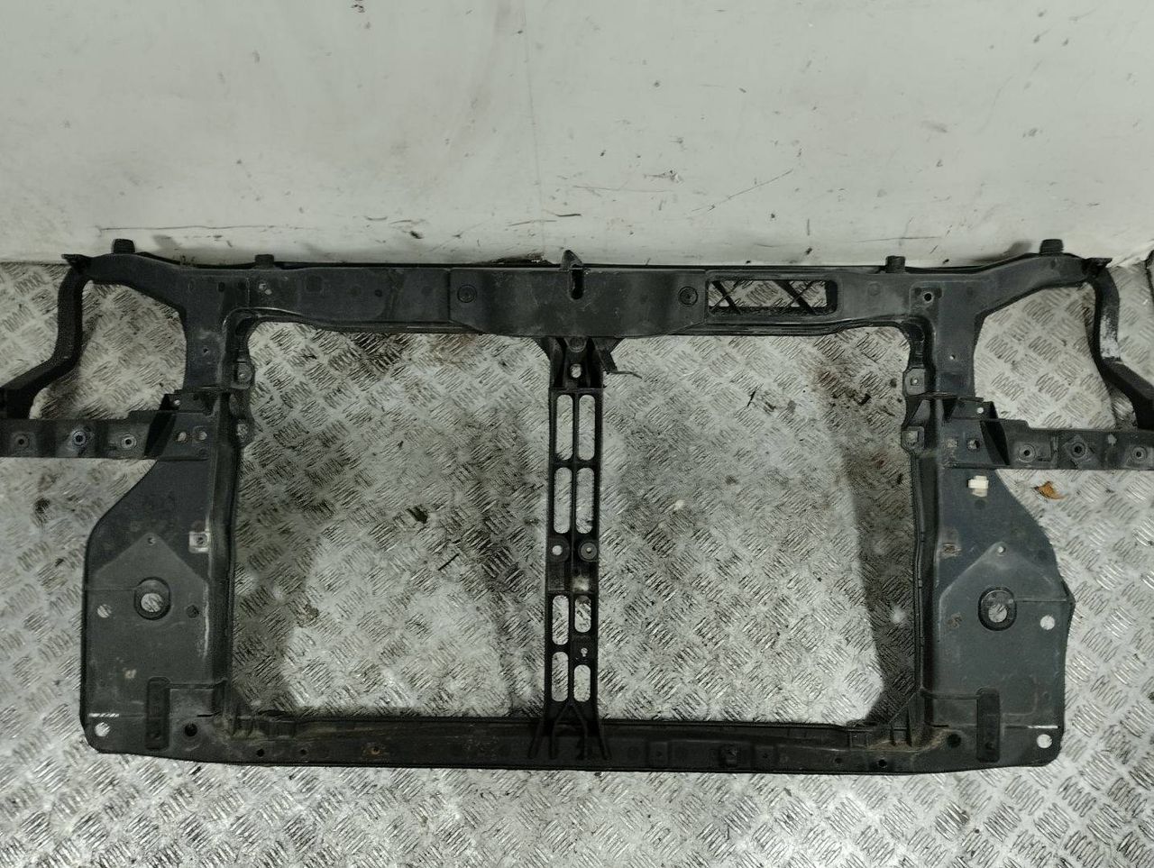 передняя панель крепления облицовки (телевизор) Hyundai Tucson 1 поколение (2004 - 2010), 2.0 л., CRDi, 64101-2E000 - фото №1