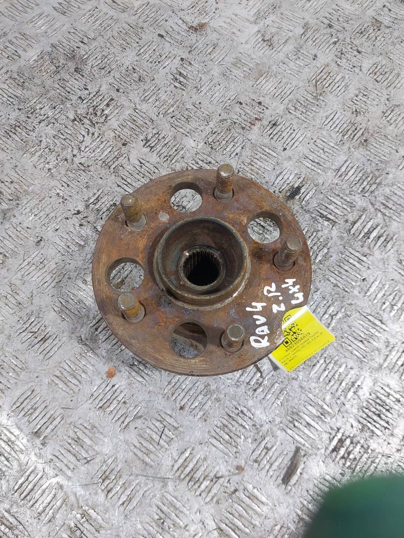 ступица задняя правая Toyota RAV4 2 поколение (XA20) (2000 - 2003), 2.0 л., D-4D, МКПП, полный привод - фото №1