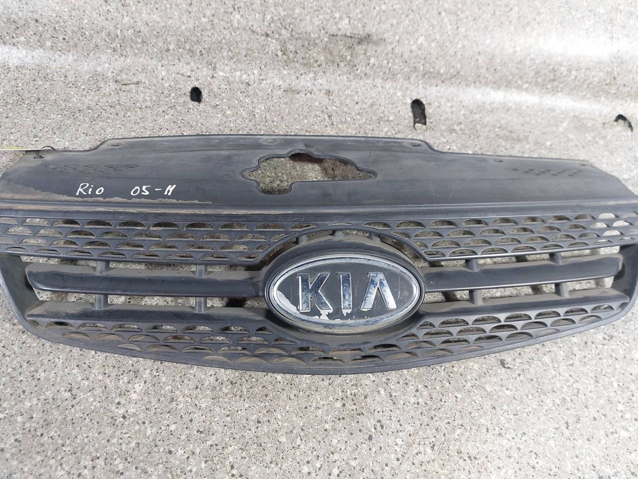 решетка радиатора Kia Rio 2 поколение (2005 - 2009), хетчбэк 5 дв., 86361-1G210 - фото №1