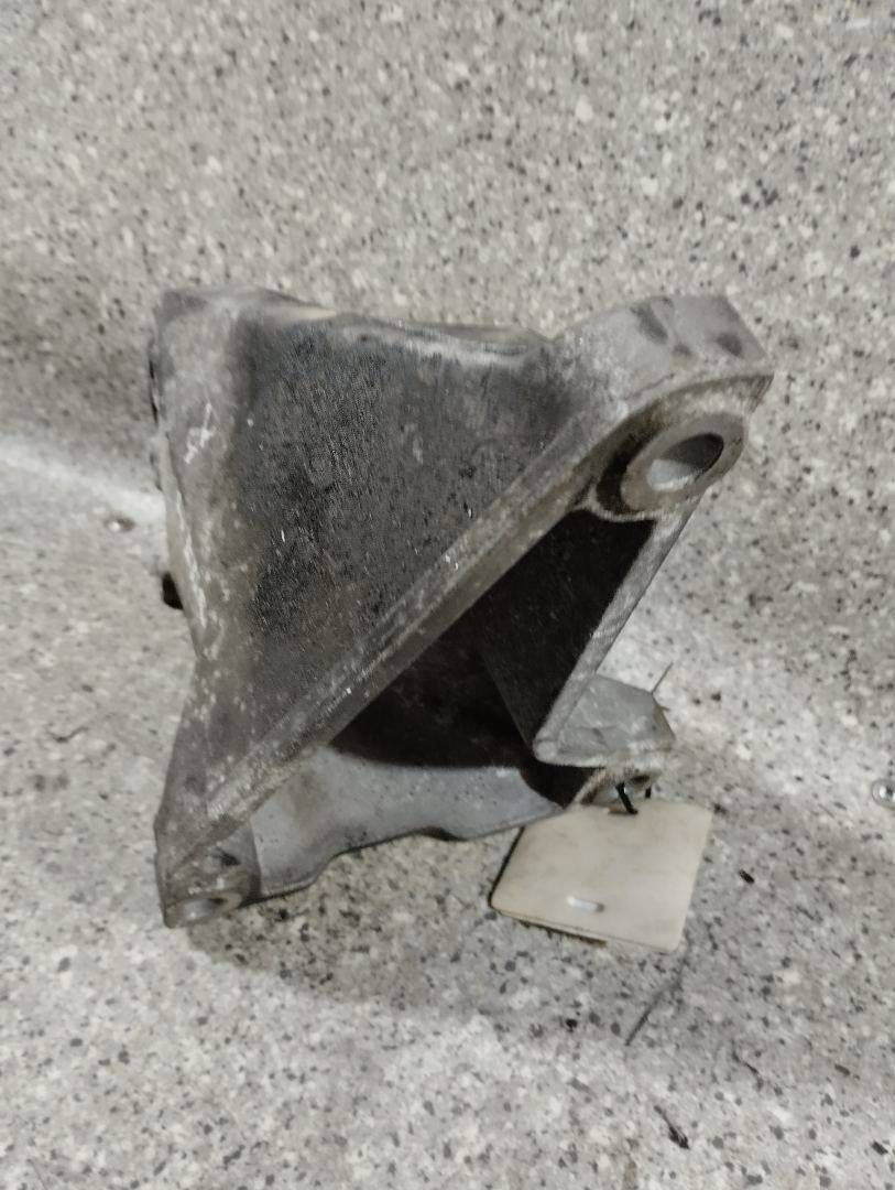 кронштейн двигателя Audi 100 4A/C4 (1990 - 1994), 2.5 л., TDi, дизель, АКПП, передний привод, 4A0199312 - фото №1