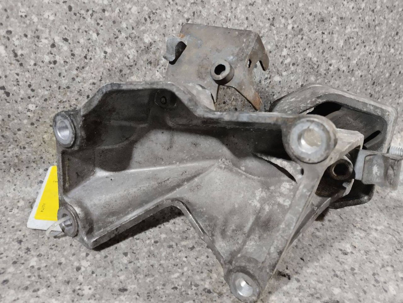 кронштейн КПП Audi 100 4A/C4 (1990 - 1994), 2.5 л., TDi, дизель, АКПП, передний привод, 4A0399113D - фото №1